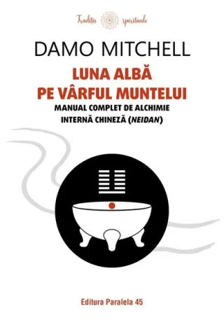Luna albă pe vârful muntelui